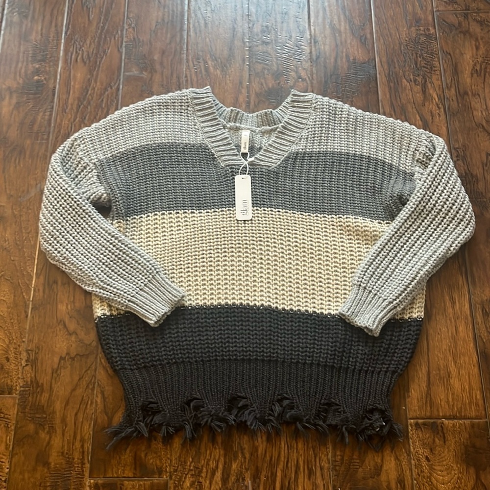 NWT!! Glam Est 2000 Los Angeles sweater, size M/L